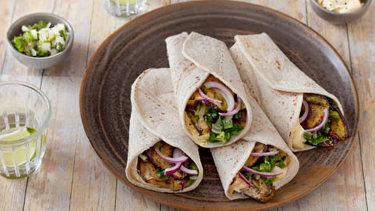 Glutenfrie vegetariske burritos med aubergine, urter og hummus